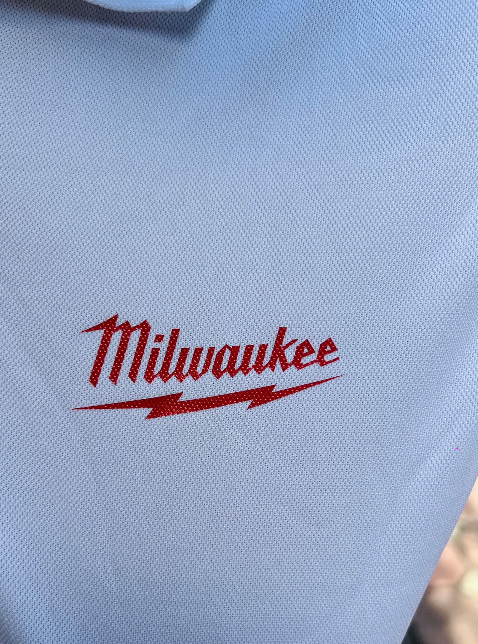 Áo thun chính hãng Milwaukee màu trắng có thêu logo chỉ đỏ Milwaukee