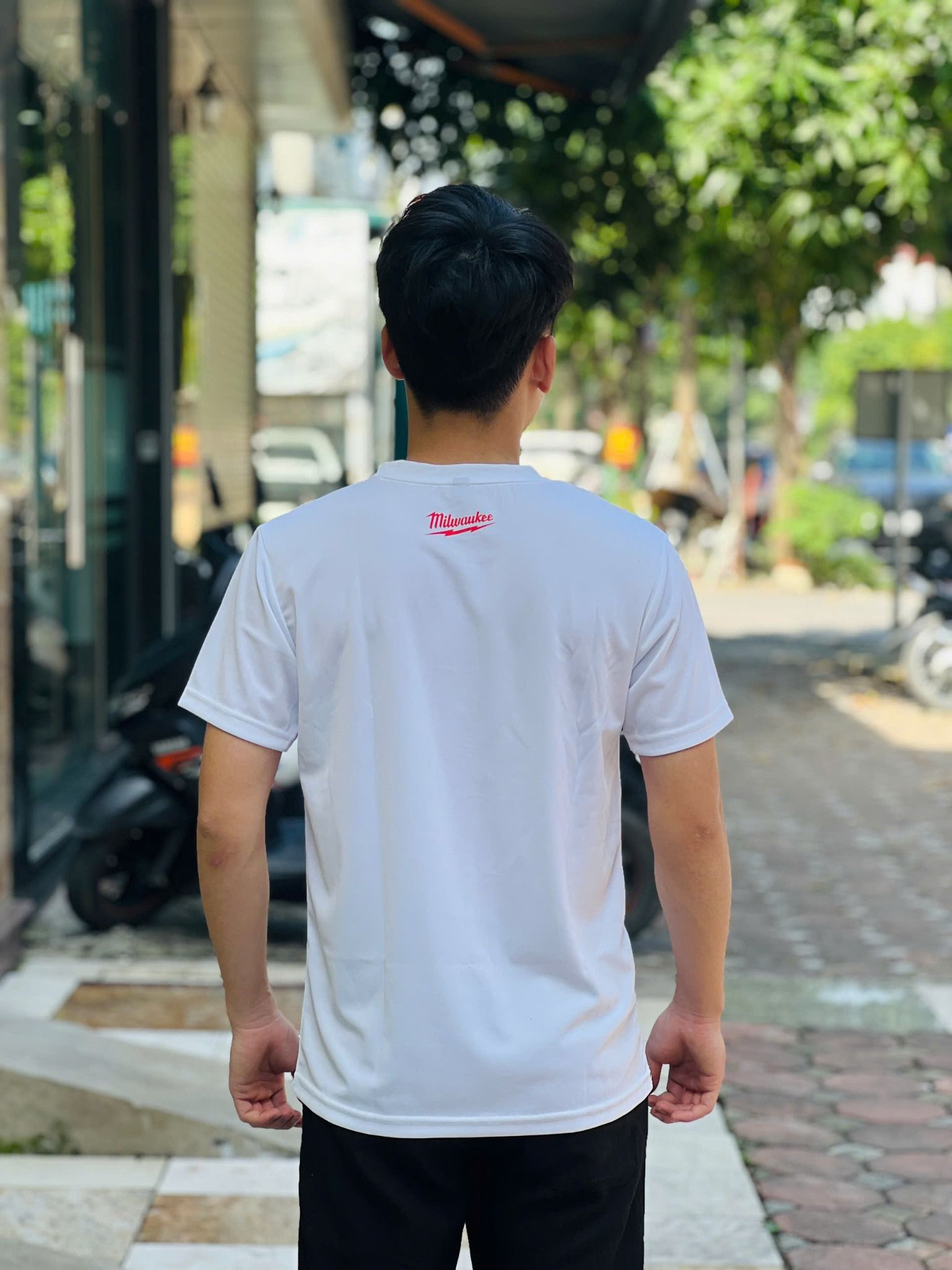 Áo thun chính hãng Milwaukee màu trắng có thêu logo chỉ đỏ Milwaukee
