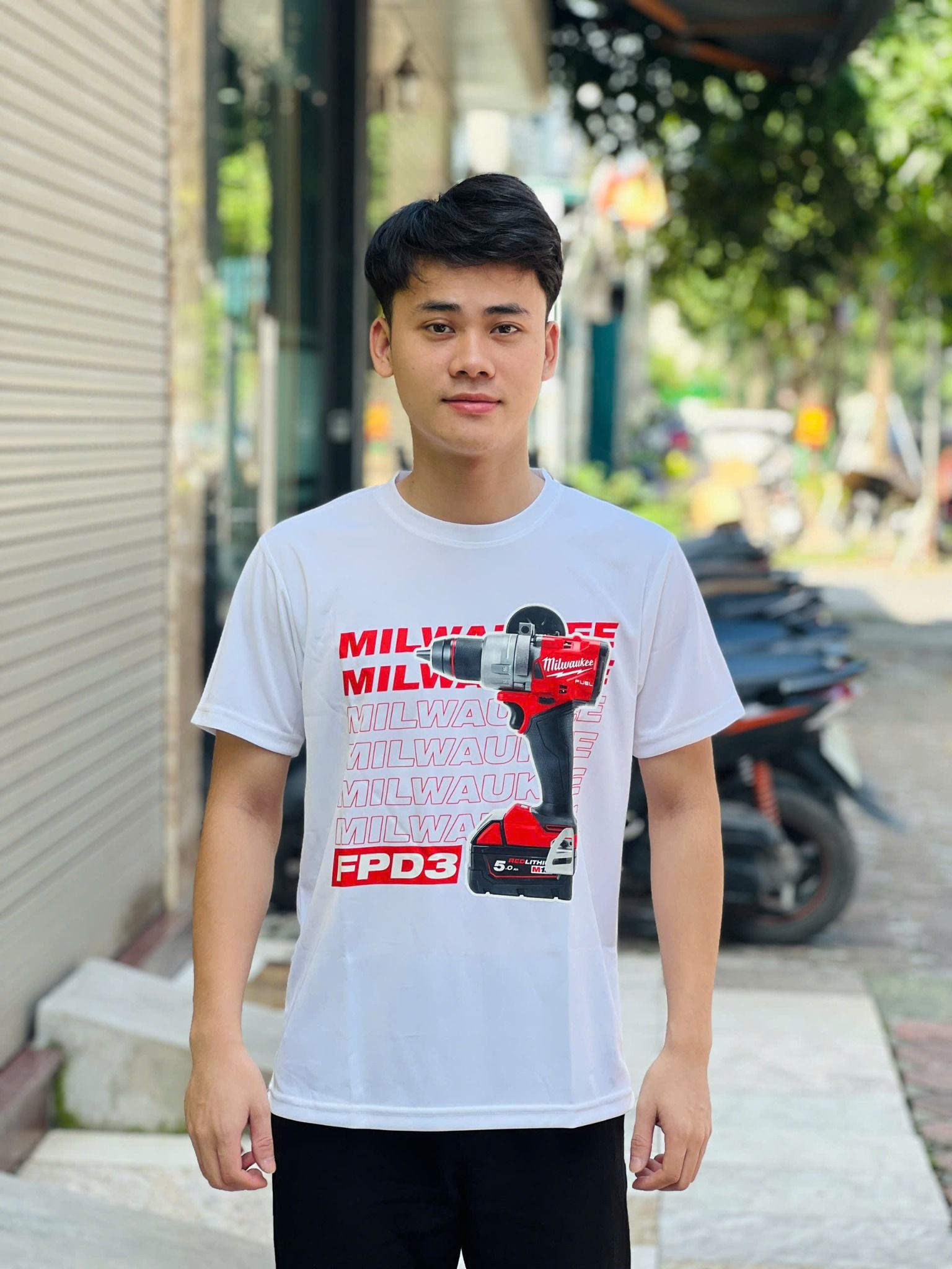 Áo thun chính hãng Milwaukee màu trắng có in họa tiết