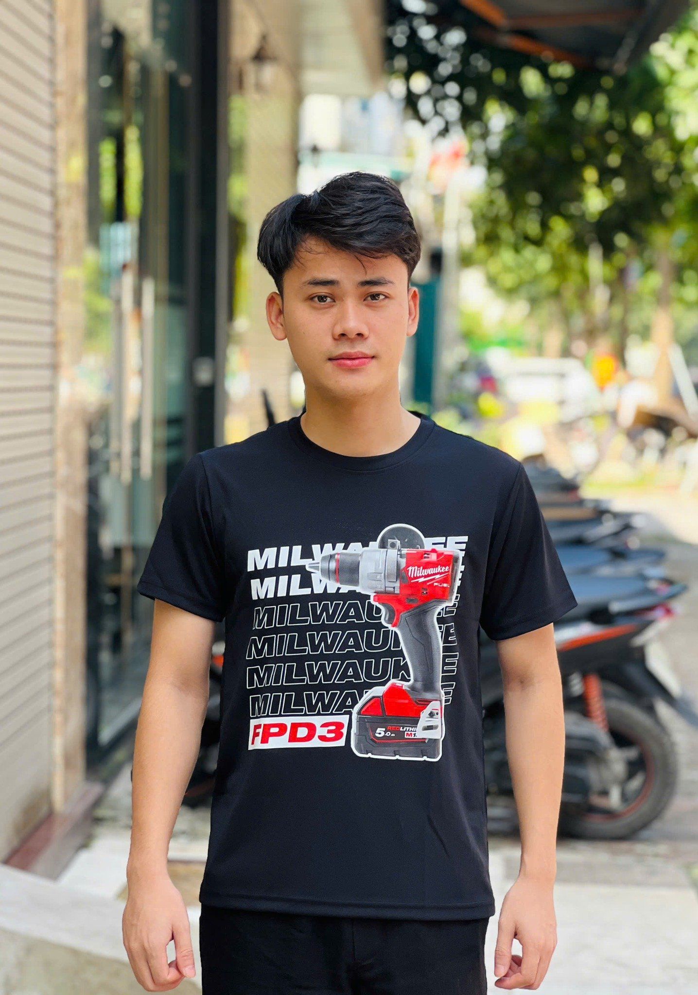 Áo thun chính hãng Milwaukee màu đen có in họa tiết