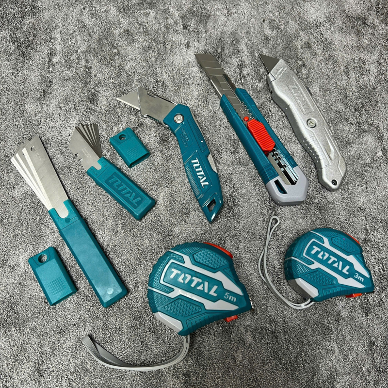 Bộ combo 25 dao tiện ích và thước kéo thép nền vàng Total TOS23034