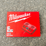 Bộ sạc nhanh khoang kép Milwaukee M18 DFC có hộp giấy