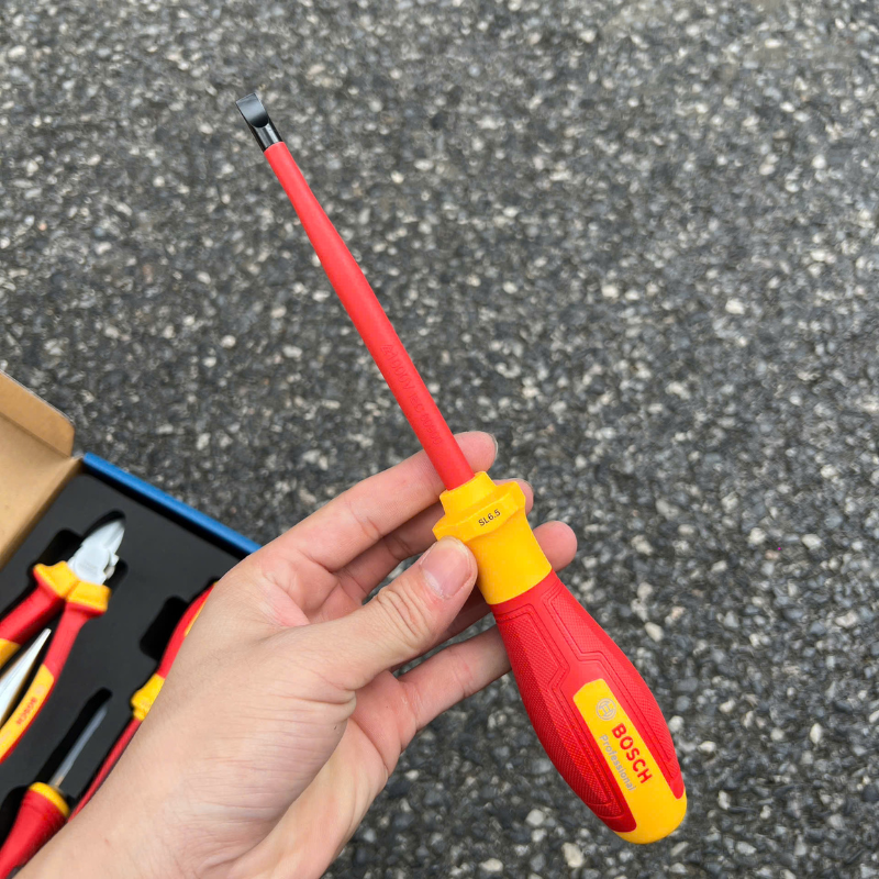 Tua vít cách điện VDE đầu PH1 trong bộ đồ nghề cách điện 1000V VDE đa năng 7 món Bosch mã 1600A02NG3