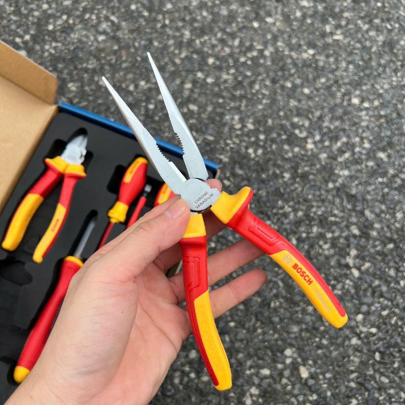Kềm mũi nhọn cách điện VDE 200 mm trong bộ đồ nghề 7 món Bosch