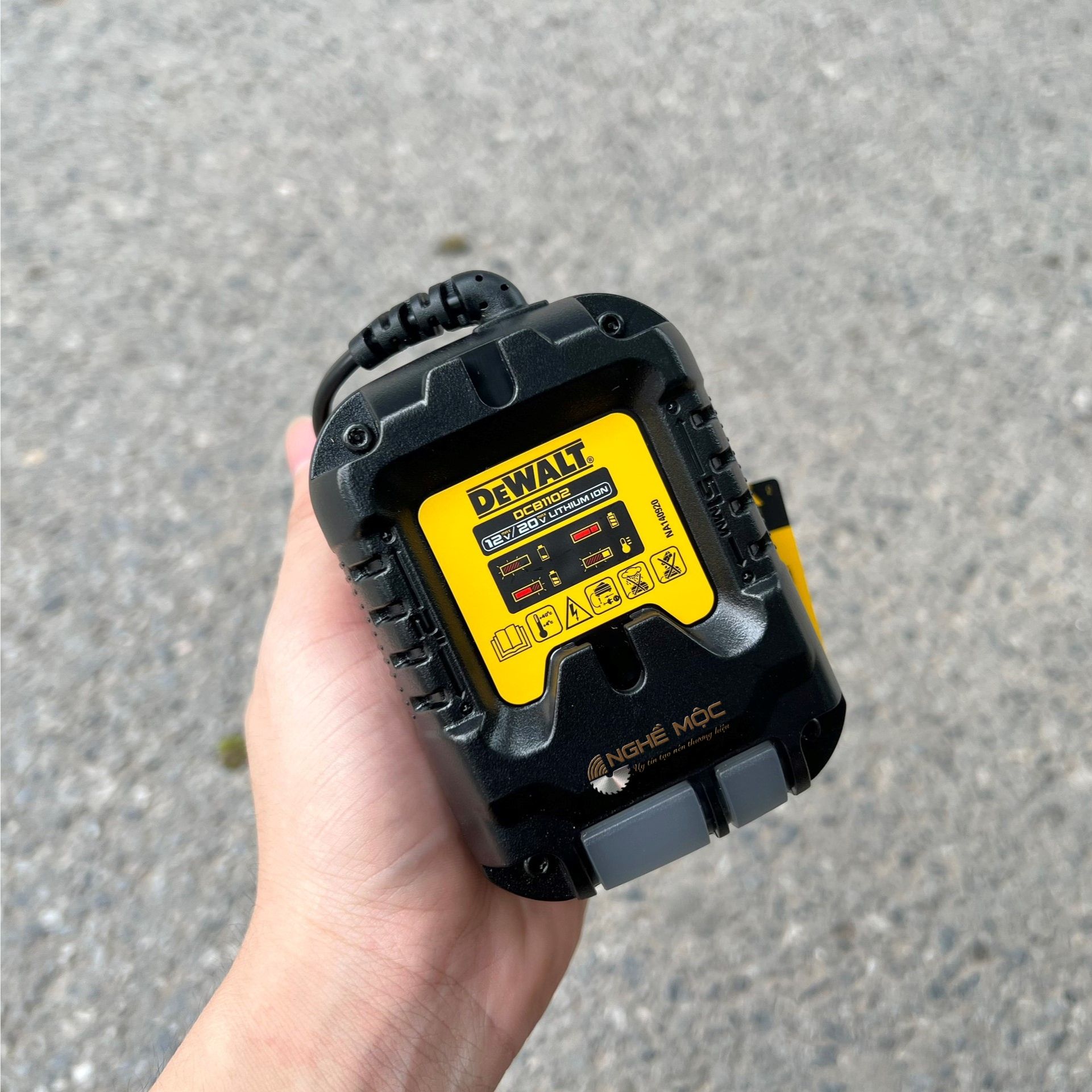 Bộ sạc pin 10.8-18V/ 2A Dewalt DCB1102-B1