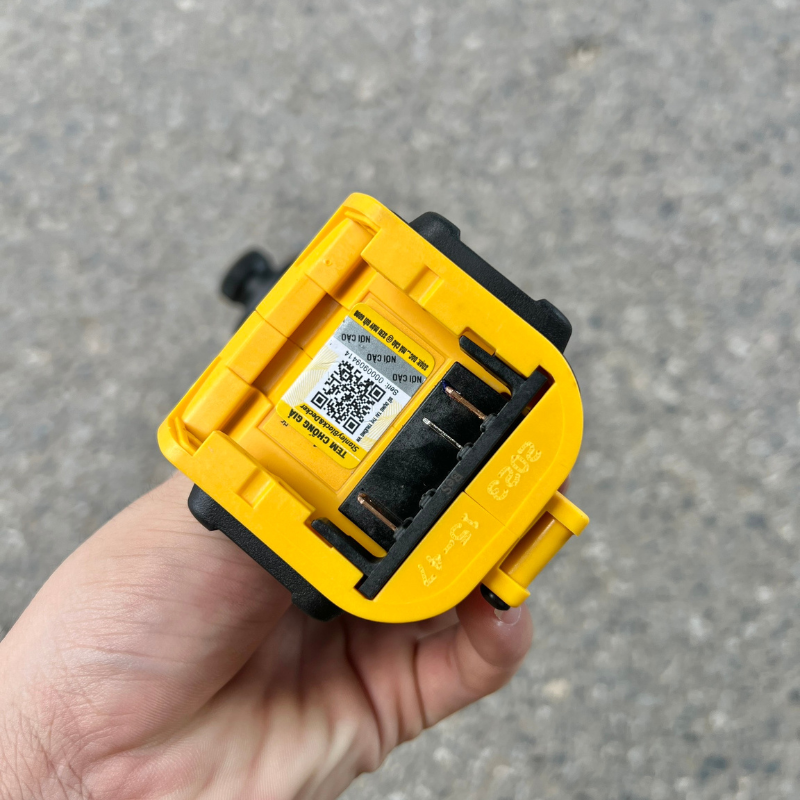 Chân pin của máy vặn vít dùng pin DEWALT 12V DCF801N