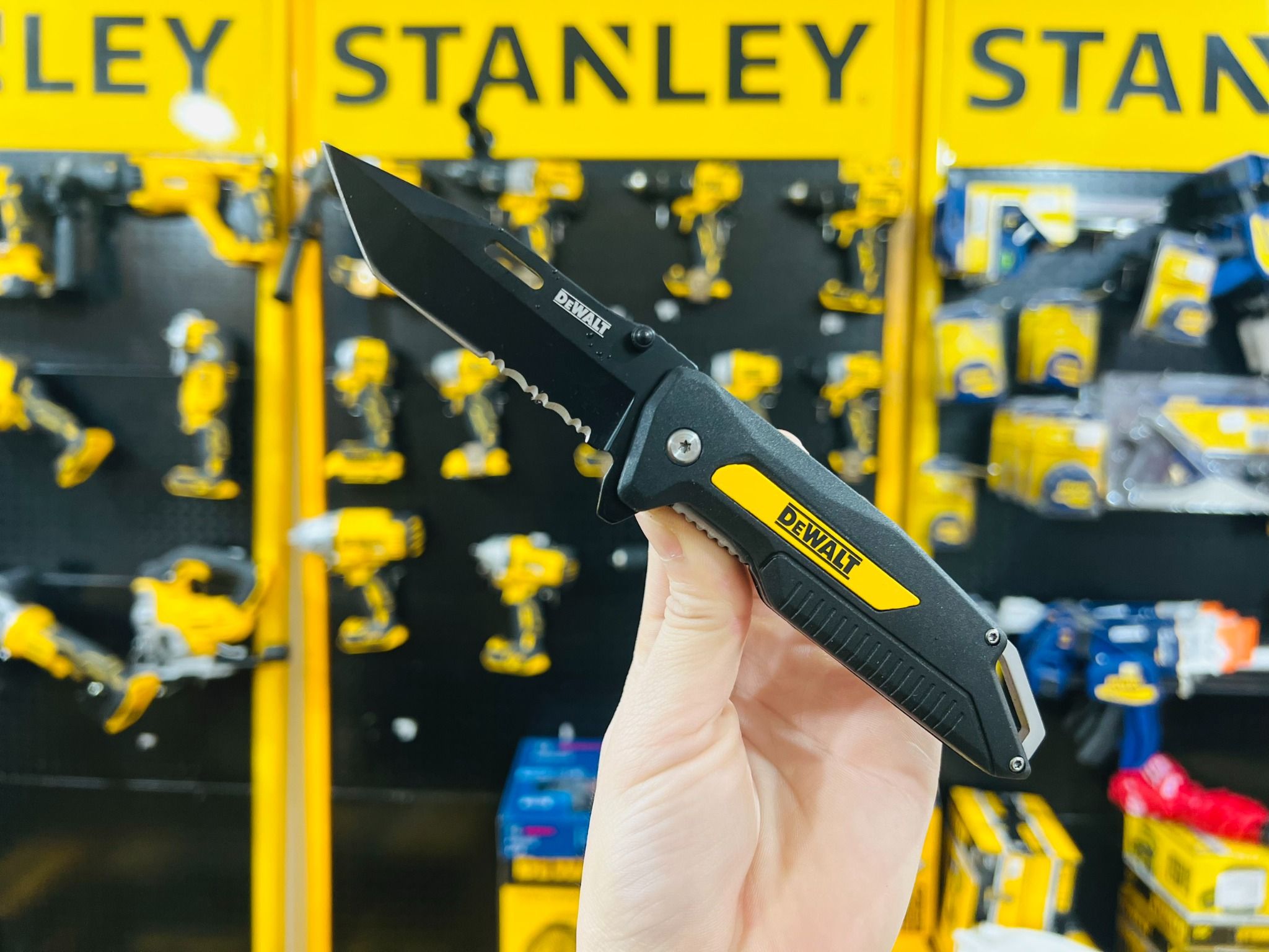 Dao gấp bỏ túi Dewalt DWHT10910