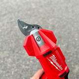 Máy cắt cành Milwaukee M12 BLPRS-0 có lưỡi cắt sắc bén