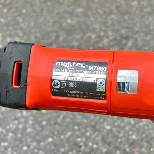 Máy cắt rung  đa năng Maktec MT980
