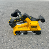 Máy chà nhám dây đai dùng pin 18V  DEWALT DCW220