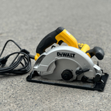 Máy cưa đĩa Dewalt DWE5615 1500W 184mm có dây điện dài thoải mái cho bạn có thể di chuyển taho tác công việc