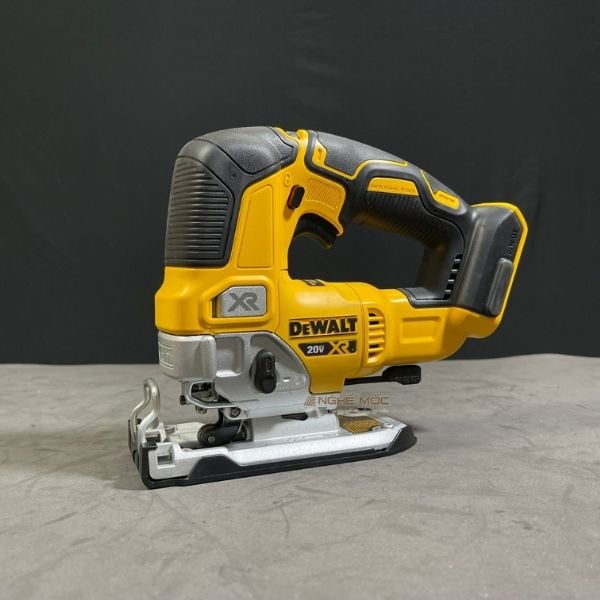 Máy cưa lọng cầm tay 20V Dewalt DCS334B