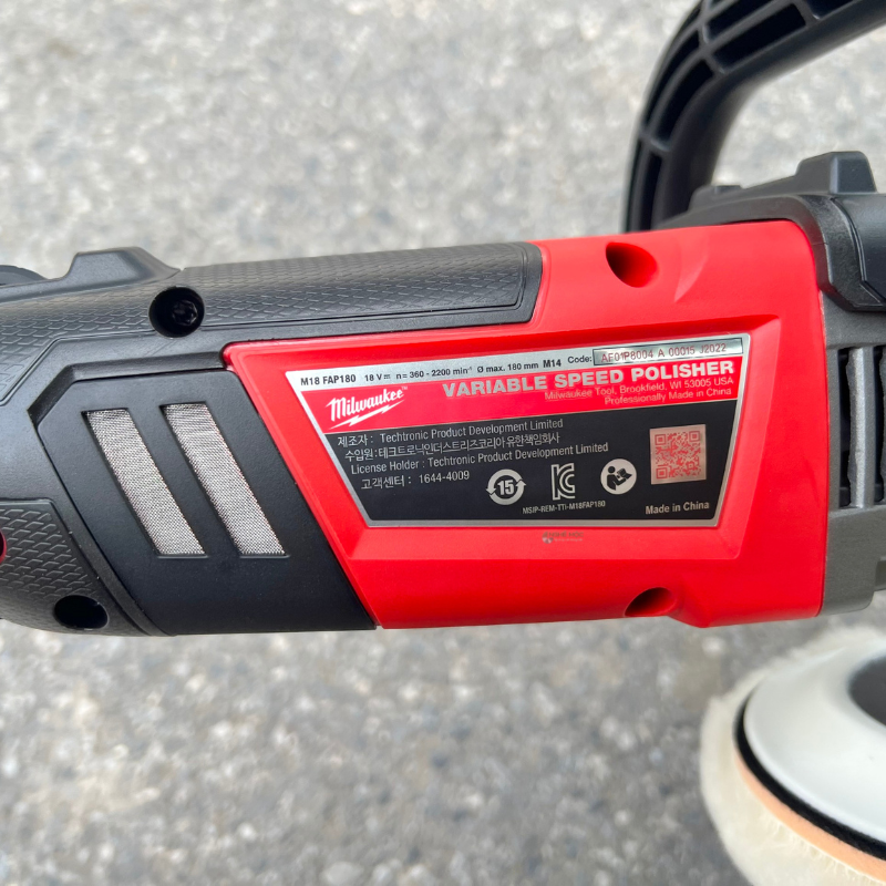 Thông số của máy được dán ở thân máy