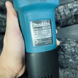 Máy mài góc cầm tay 100mm Makita 9553B có thông tin trên tem được dán ở thân máy