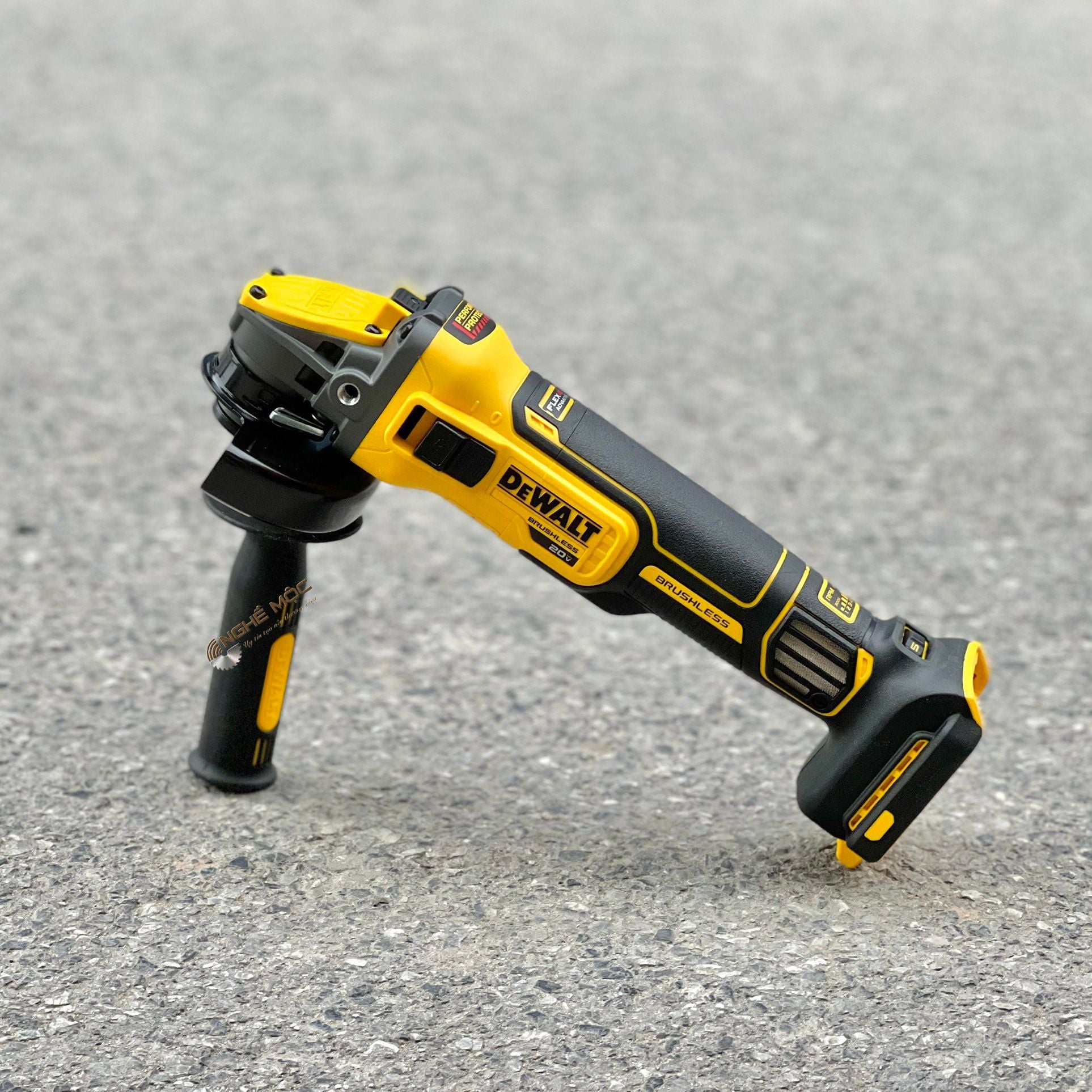 Máy mài góc DeWALT DCG409VSN-B1 – mochaiphat