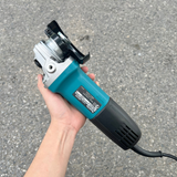 Máy mài góc Makita M9509B có thông tin dán kèm ở thân máy