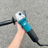 Máy mài góc Makita M9509B có tay cầm phụ hỗ trợ bạn khi cắt mài một cách  tiện lợi