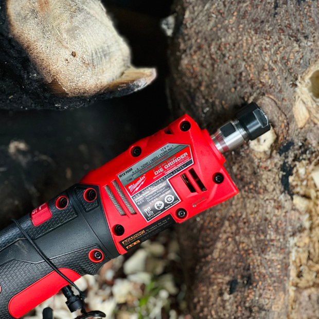 Thông số được ghi ở thân máy mài khuôn M12 FDGS