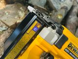 Máy bắn đinh pin Dewalt DCN623