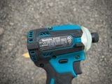 Máy bắt vít dùng pin Makita XDT16