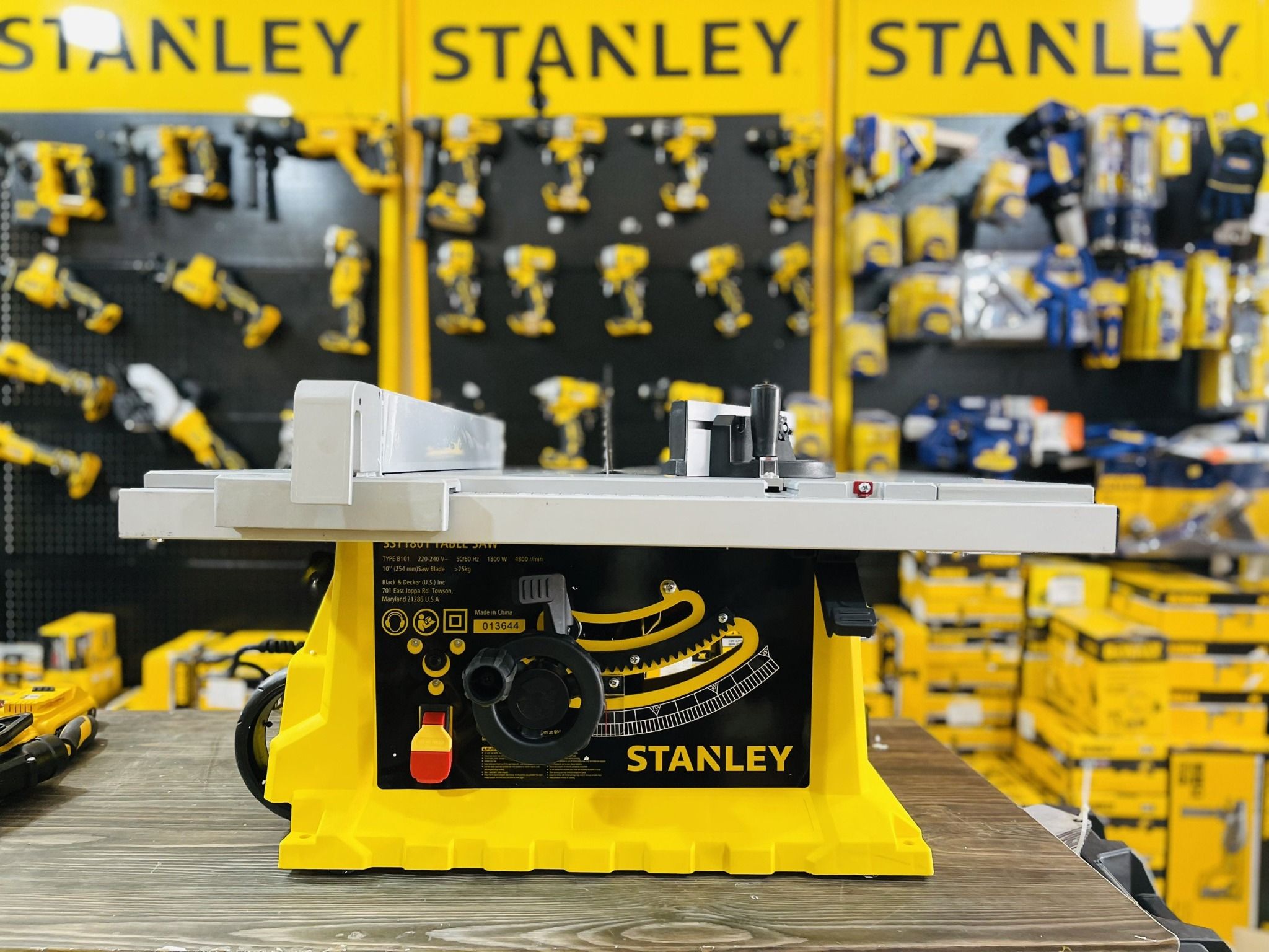 Sierra de mesa stanley sst1801 1800w