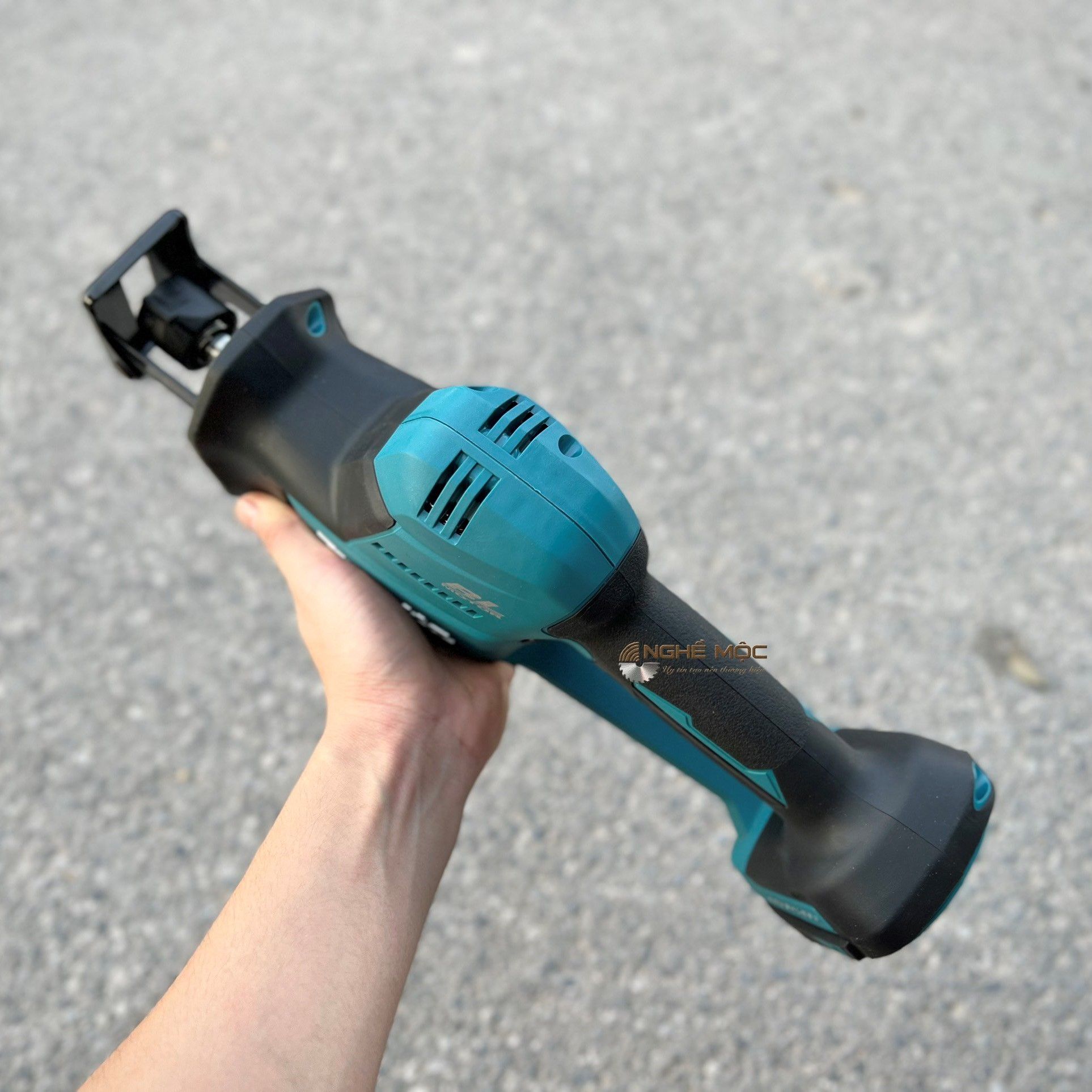 Thân hình máy cưa kiếm pin 18v Makita DJR189Z thuôn dài