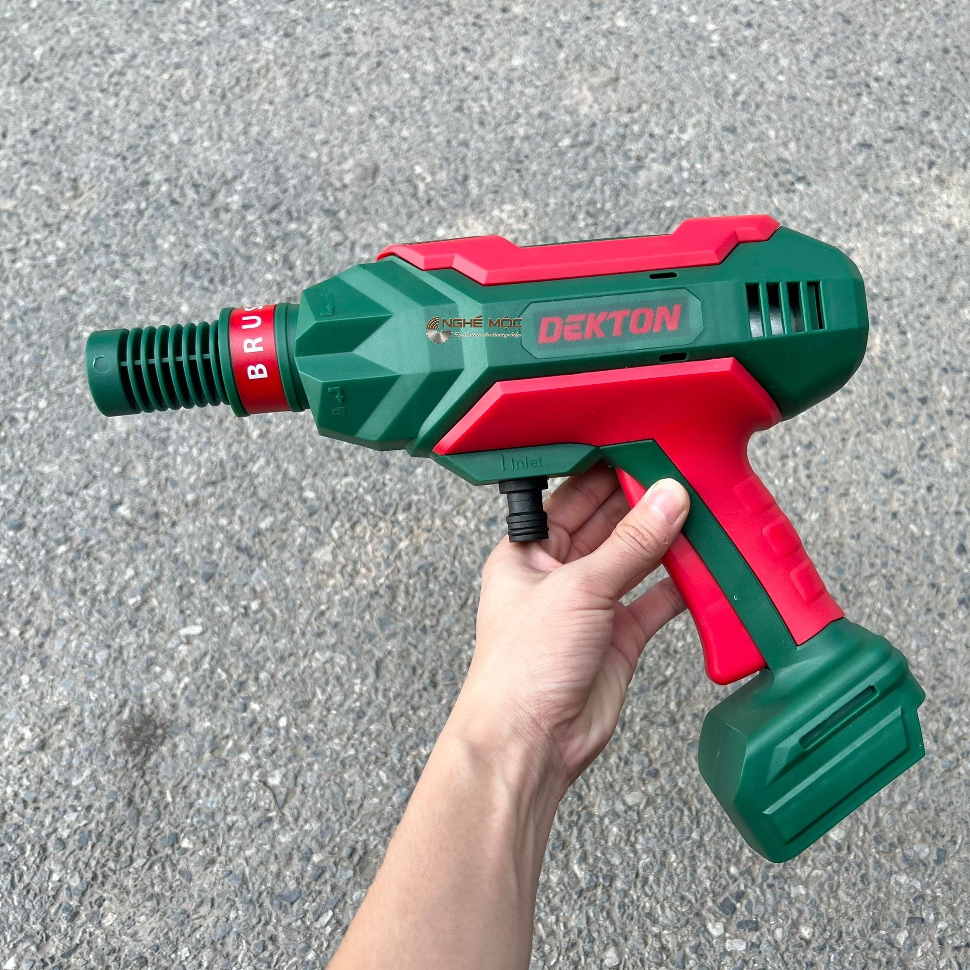 Máy rửa xe pin Dekton M21-SRX1401BL có thân thon gọn 2 màu  chủ đạo là màu xanh và đỏ