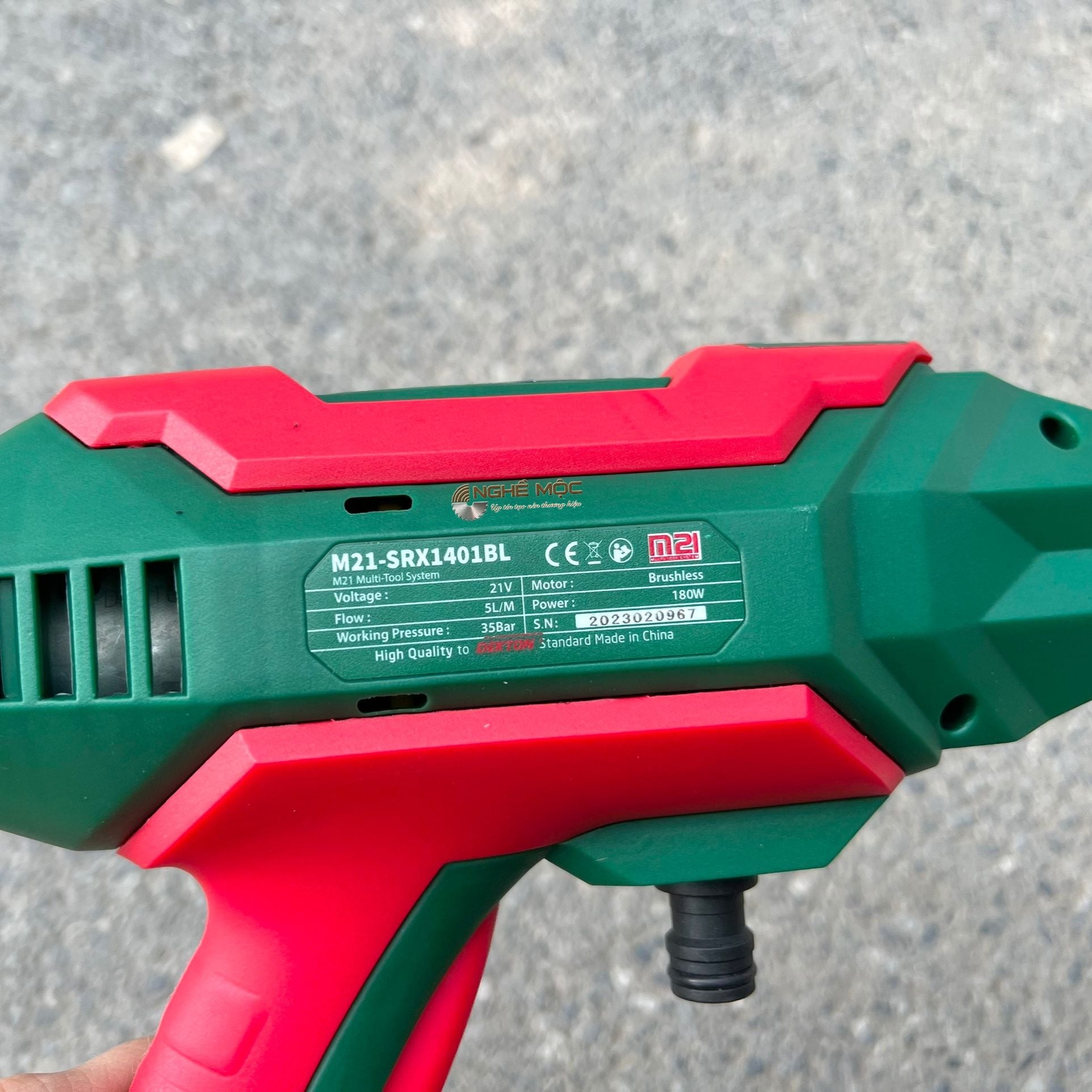 Thông tin của máy rửa xe pin Dekton M21-SRX1401BL được in trên phần đầu của máy.