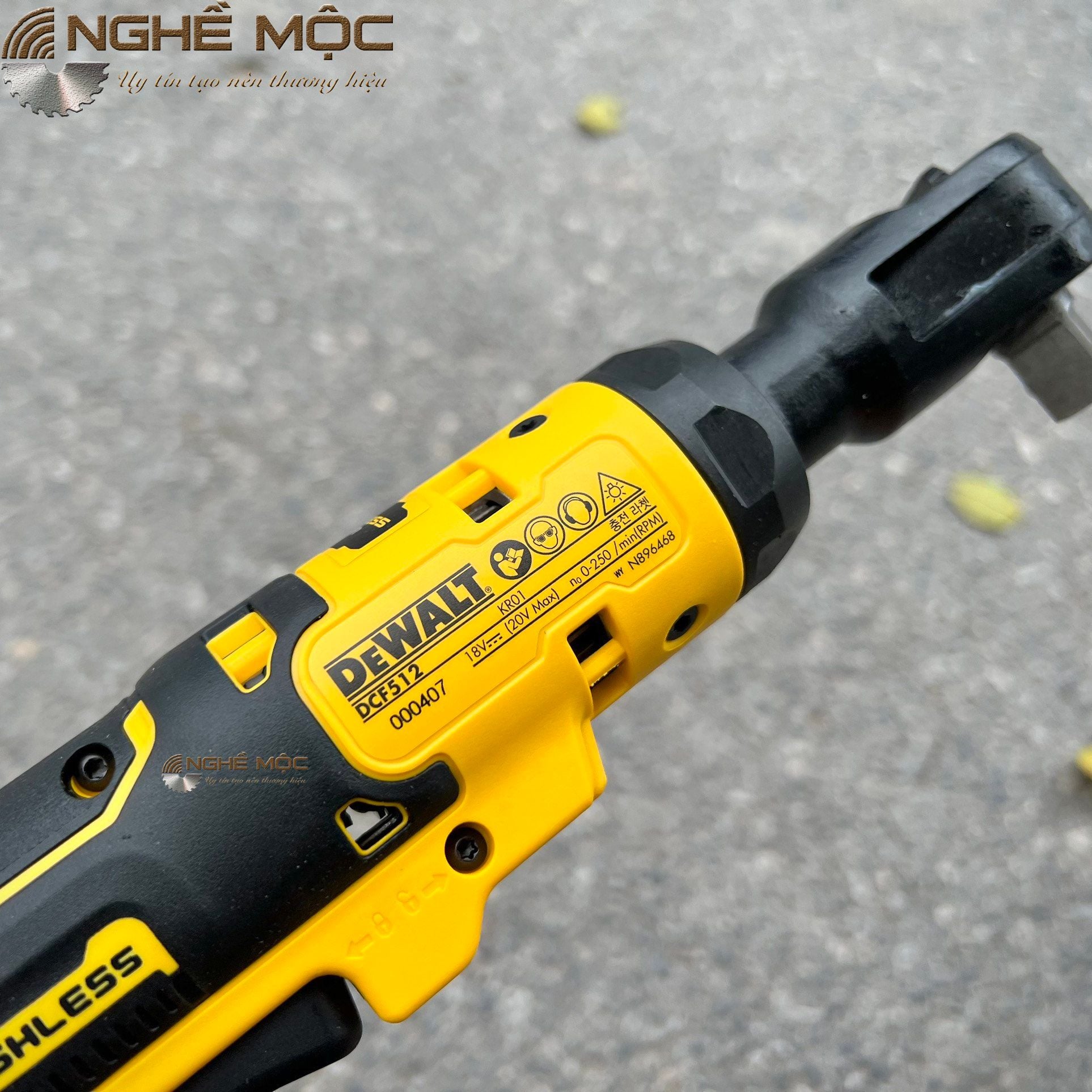 MÁY SIẾT BULONG GÓC DÙNG PIN DEWALT DCF512