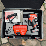 Bộ máy vặn vít MILWAUKEE M12 FID2 gồm thân máy, pin 4a và sạc