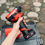 Bộ máy vặn vít MILWAUKEE M12 FID2 gồm thân máy, pin 4a và sạc