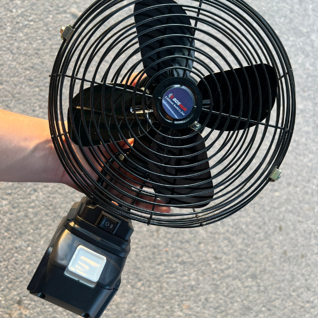 Quạt dùng pin  Boshun (không quay) có thân hình nhỏ gọn và linh động