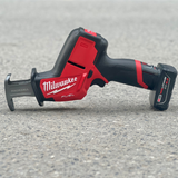 Thân máy cưa kiếm Milwaukee M12 CHZ có thiết kế thon gọn , trọng lượng nhẹ