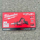 Thân máy cưa kiếm Milwaukee M12 CHZ-0 được đựng trong hộp giấy