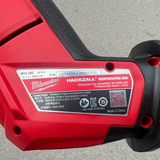 Thông số kỹ thuật được in trên thân máy cưa kiếm Milwaukee M12 CHZ-0