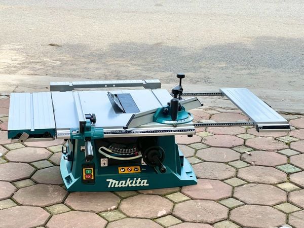 Máy cưa bàn makita MLT100