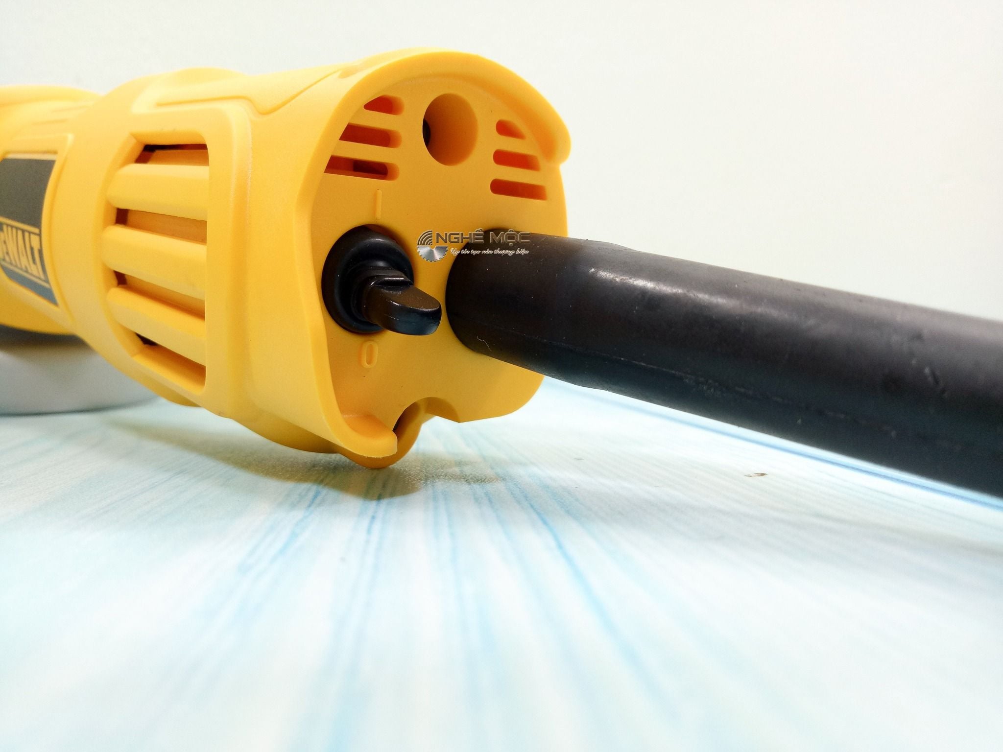 Máy mài góc DEWALT DWE8100T (công tắc đuôi)