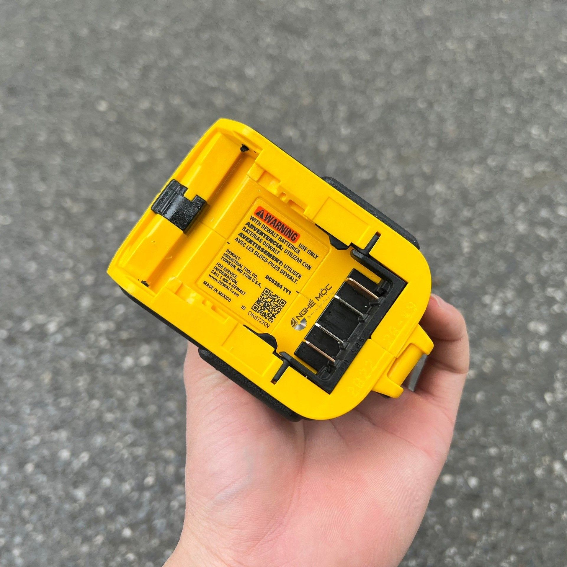 Máy cắt rung không chổi than Dewalt Atomic DCS354B