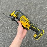 Máy cắt rung không chổi than Dewalt Atomic DCS354B có thân hình nhỏ gọn