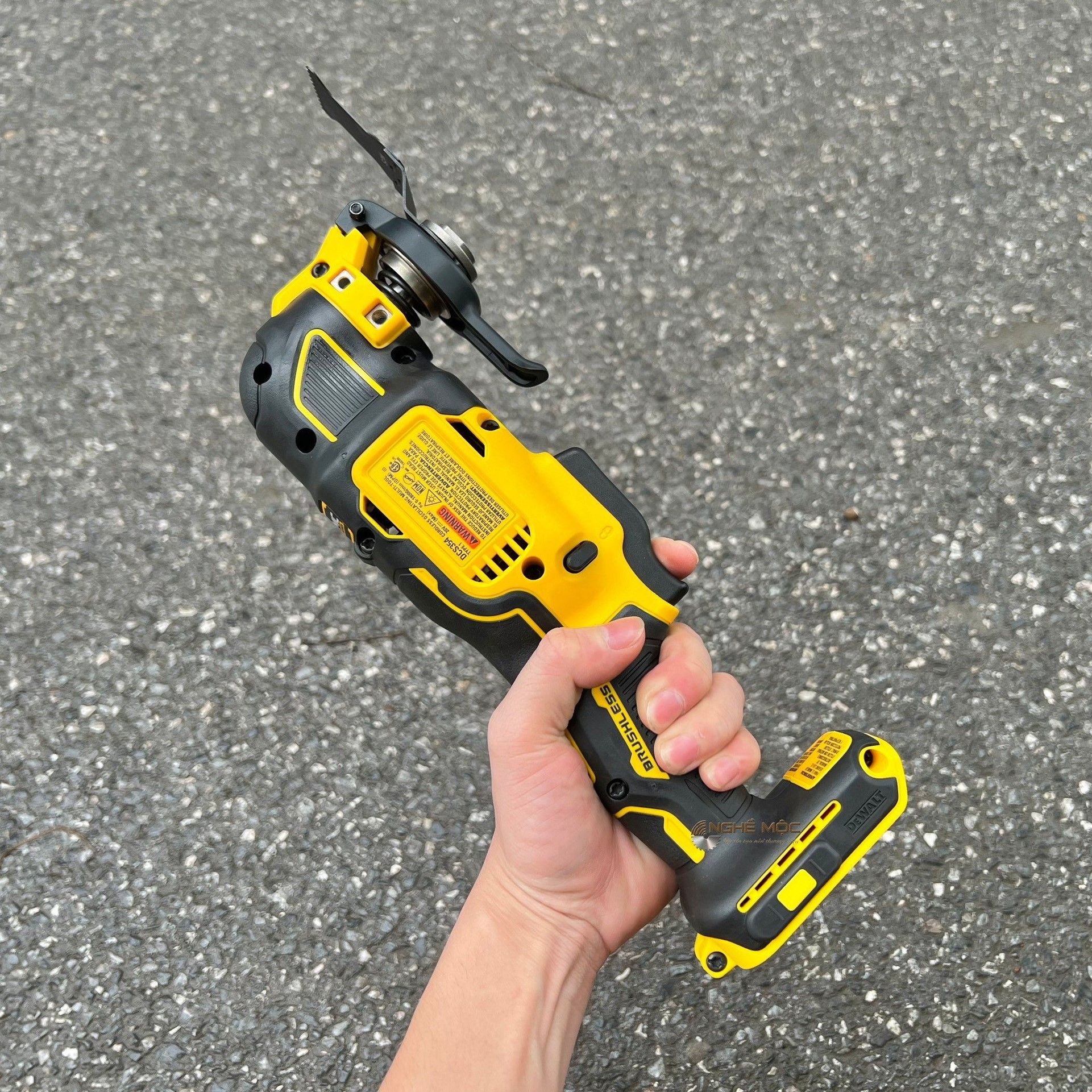 Máy cắt rung không chổi than Dewalt Atomic DCS354B
