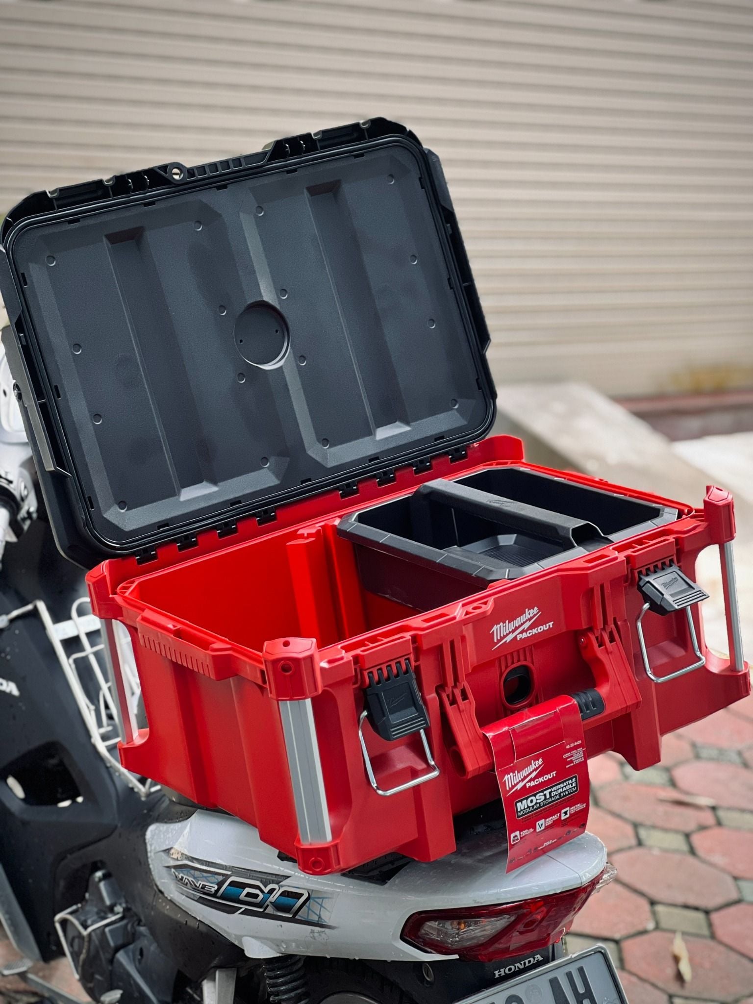 Thung Milwuakee 8425