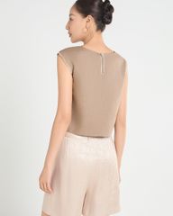 Quần Short Nữ F2 Lụa Kem Họa Tiết A Touch Of Effortless Elegance