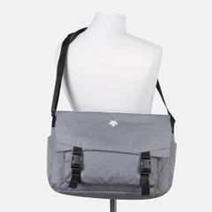 TÚI ĐEO CHÉO UNISEX DESCENTE SPORTS BASIC BIG WORDING MESSENGER BAG