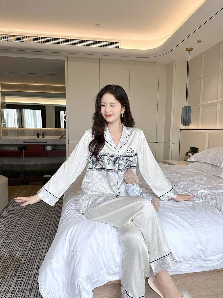 Đồ bộ ngủ nữ pyjama lụa vân xước Shury Store Home Wear TD46 tay dài quần dài màu trắng size 45-75kg