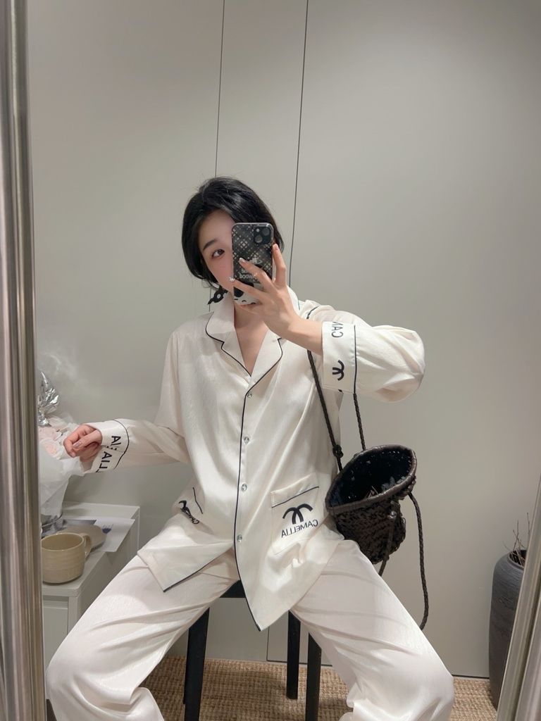 Bộ Pyjama Lụa Vân Xước Trắng Viền Đen Thêu Logo Sang Trọng Shury Store Home Wear TD15 Size M L XL