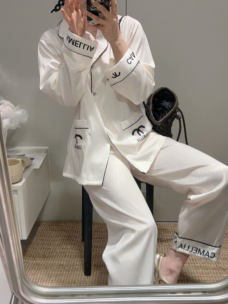 Bộ Pyjama Lụa Vân Xước Trắng Viền Đen Thêu Logo Sang Trọng Shury Store Home Wear TD15 Size M L XL