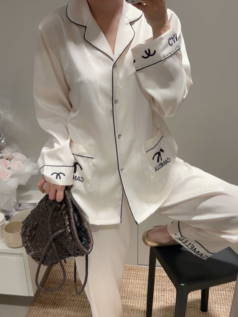 Bộ Pyjama Lụa Vân Xước Trắng Viền Đen Thêu Logo Sang Trọng Shury Store Home Wear TD15 Size M L XL
