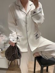 Bộ Pyjama Lụa Vân Xước Trắng Viền Đen Thêu Logo Sang Trọng Shury Store Home Wear TD15 Size M L XL