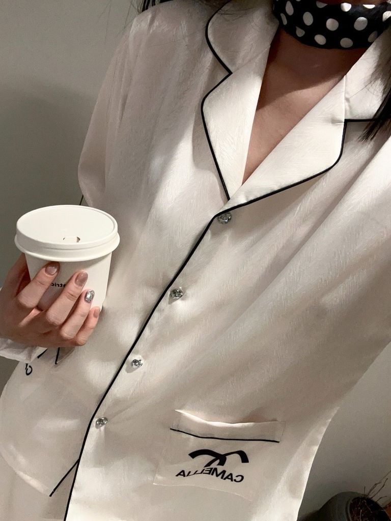 Bộ Pyjama Lụa Vân Xước Trắng Viền Đen Thêu Logo Sang Trọng Shury Store Home Wear TD15 Size M L XL