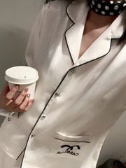 Bộ Pyjama Lụa Vân Xước Trắng Viền Đen Thêu Logo Sang Trọng Shury Store Home Wear TD15 Size M L XL